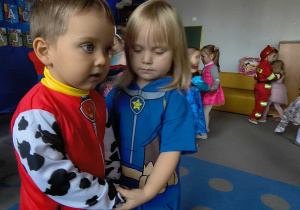 Dzieci tańczą w parach