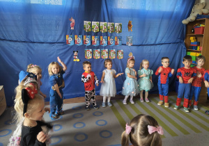 Dzieci tańczą w kółeczku