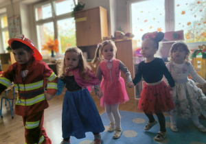 Dzieci tańczą w kółeczku