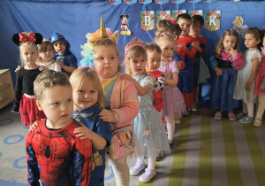 Dzieci tańczą w wężyku