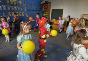 Dzieci bawią się balonami