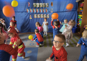 Dzieci bawią się balonami