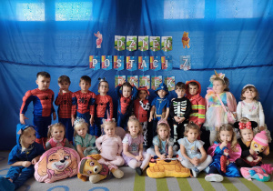 Dzieci pozują do zdjęcia