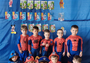 Dzieci pozują do zdjęcia