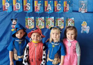 Dzieci pozują do zdjęcia