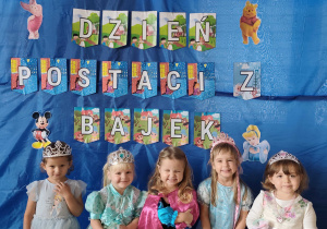 Dzieci pozują do zdjęcia