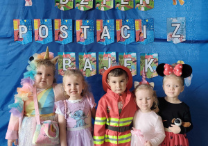 Dzieci pozują do zdjęcia