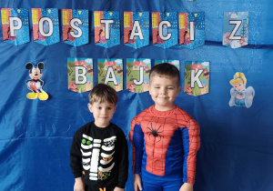 Dzieci pozują do zdjęcia