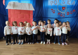 Dzieci pozują do zdjęcia na tle dekoracji