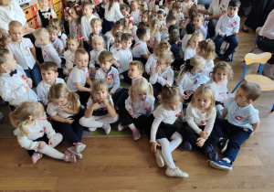 Dzieci biorą udział w uroczystości