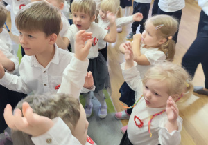 Dzieci biorą udział w uroczystości