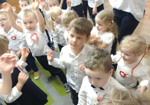 Dzieci biorą udział w uroczystości