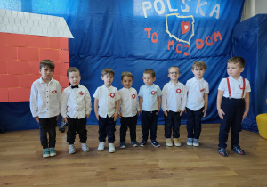 Dzieci pozują do zdjęcia na tle dekoracji