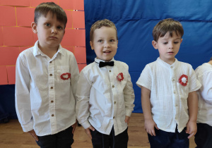 Dzieci pozują do zdjęcia na tle dekoracji