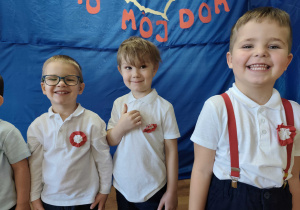 Dzieci pozują do zdjęcia na tle dekoracji