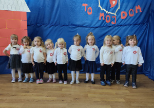 Dzieci pozują do zdjęcia na tle dekoracji