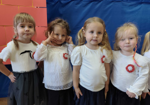 Dzieci pozują do zdjęcia na tle dekoracji