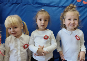 Dzieci pozują do zdjęcia na tle dekoracji