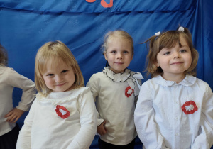 Dzieci pozują do zdjęcia na tle dekoracji