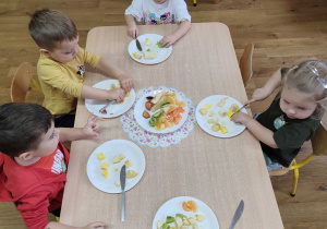 Dzieci kroją owoce na szaszłyki