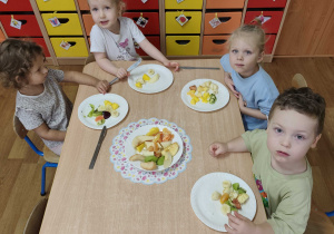 Dzieci kroją owoce na szaszłyki