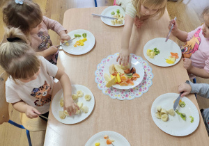 Dzieci kroją owoce na szaszłyki