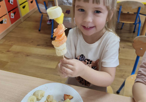 Zuzia prezentuje swojego szaszłyka