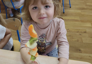 Helenka prezentuje swojego szaszłyka