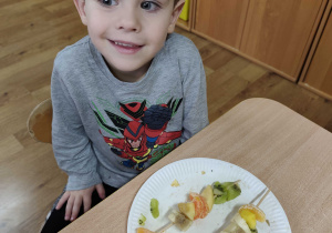 Daniel prezentuje swoje szaszłyki