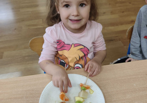 Justynka prezentuje swojego szaszłyka