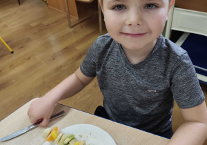 Filip prezentuje swojego szaszłyka