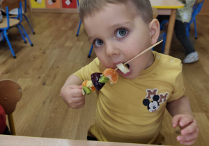 Kuba zjada ze smakiem swojego szaszłyka