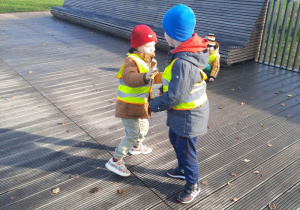 Chłopcy szykują się do wspólnej zabawy