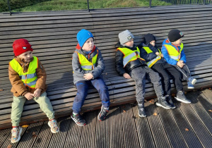 Chłopcy odpoczywają po zabawie