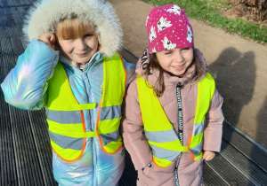 Dziewczynki pozują do zdjęcia