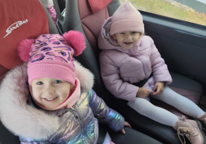 Naomi i Julka w autobusie