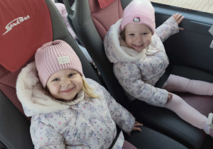 Ania i Gabrysia w autobusie