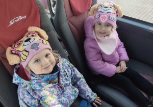 Ania i Zuzia w autobusie