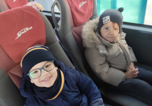 Wojtek i Oliwier w autobusie