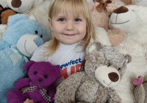 Ala pozuje do zdjęcia z misiami