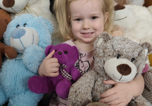 Gabrysia pozuje do zdjęcia z misiami