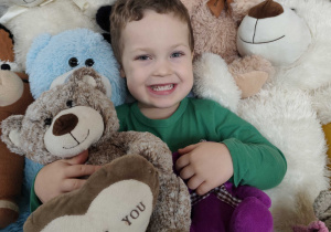 Bastian pozuje do zdjęcia z misiami