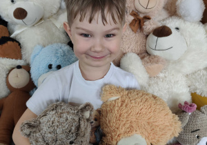 Juliusz pozuje do zdjęcia z misiami