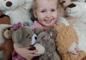 Naomi pozuje do zdjęcia z misiami