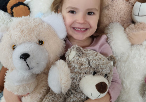 Juztynka pozuje do zdjęcia z misiami