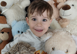 Daniel pozuje do zdjęcia z misiami