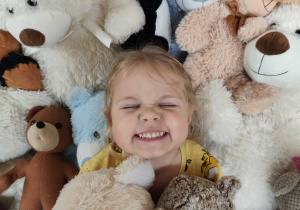 Michasia pozuje do zdjęcia z misiami