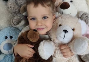 Kuba pozuje do zdjęcia z misiami