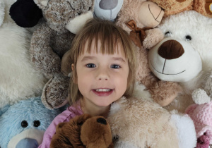 Zuzia pozuje do zdjęcia z misiami