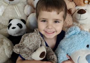 Filip pozuje do zdjęcia z misiami